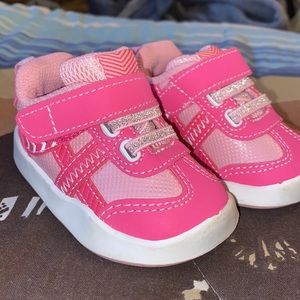 BRAND NEW FASHIONABLE PINK & GLITTER BABY FASHION WALKING SNEAKERS 💕💕💕